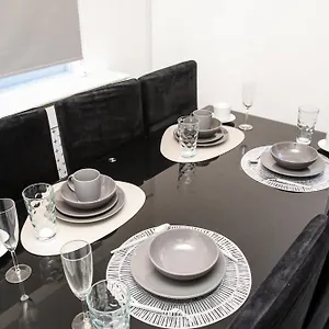  Apartment Newly Refurbished 3 Bedroom House Close To Central United Kingdom